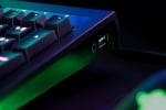 Razer BlackWidow Chroma V2 Геймърска механична клавиатура със зелени Razer суичове