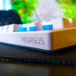 Spartan Gear Pegasus White Безчижна геймърска механична клавиатура с Xinda Blue суичове